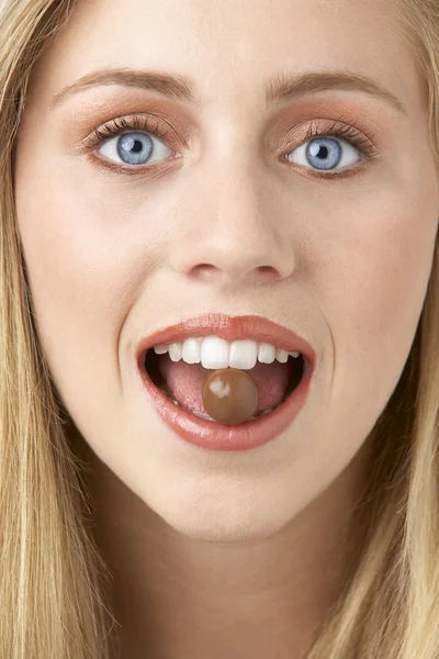 Retrato Mulher Jovem Comendo Chocolate — Fotografia de Stock