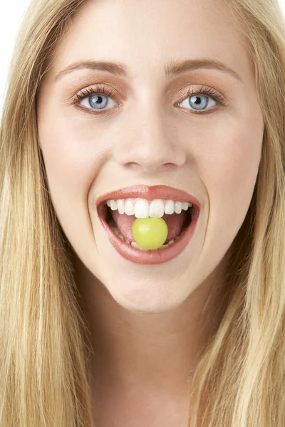 Üzüm yemek genç bir kadın portresi — Stok fotoğraf