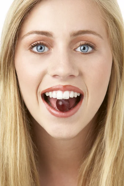 Retrato Jovem Mulher Comendo Uva — Fotografia de Stock