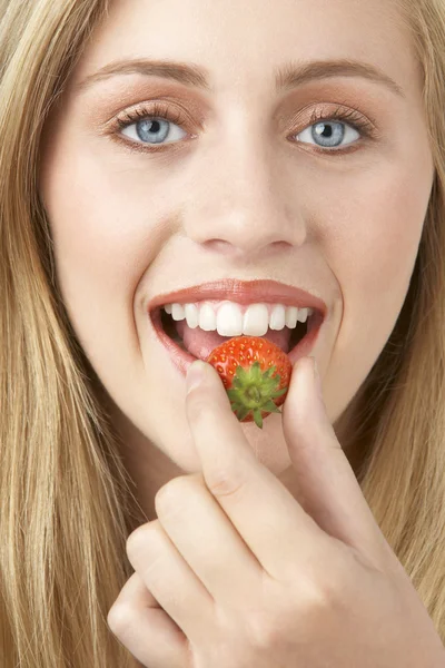 Retrato Mujer Joven Comiendo Fresa —  Fotos de Stock