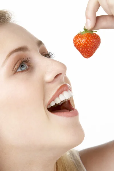 イチゴを食べる若い女性の肖像画 — ストック写真