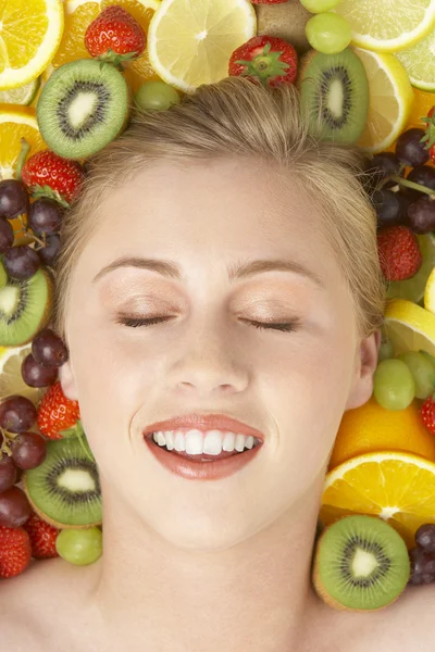 Retrato Mujer Joven Rodeada Fruta —  Fotos de Stock