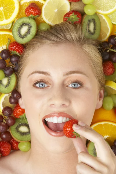 Πορτρέτο της νεαρής γυναίκας που τρώει φράουλα — Φωτογραφία Αρχείου