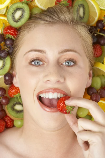 Retrato de jovem mulher comendo morango — Fotografia de Stock