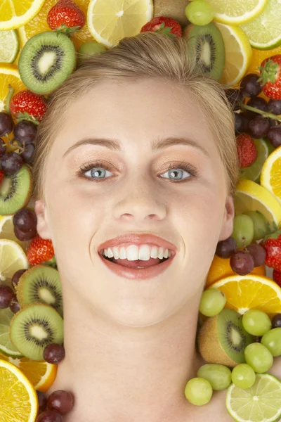 Πορτρέτο Της Νεαρής Γυναίκας Που Περιβάλλεται Από Φρούτα — Φωτογραφία Αρχείου
