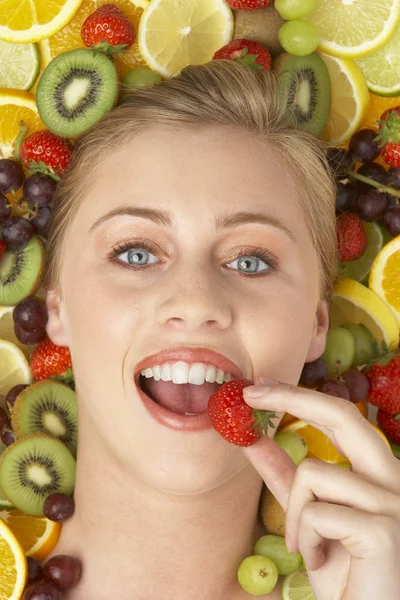 Πορτρέτο της νεαρής γυναίκας που τρώει φράουλα — Φωτογραφία Αρχείου