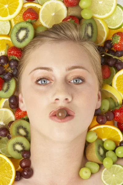 チョコレートを食べる若い女性の肖像画 — ストック写真