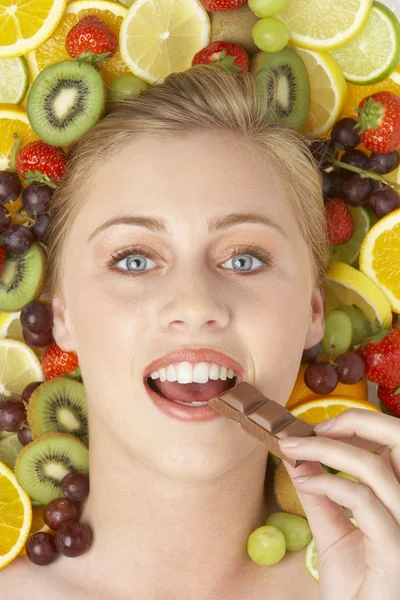 Retrato de mujer joven comiendo chocolate —  Fotos de Stock