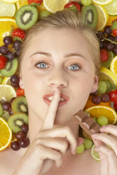 チョコレートを食べる若い女性の肖像画 — ストック写真