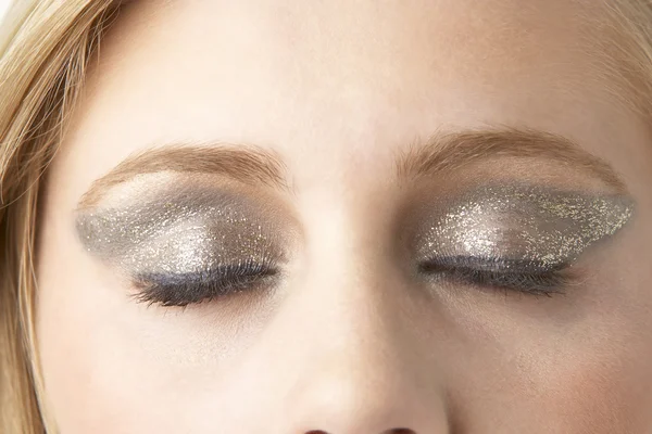 Close Up de mulher jovem vestindo maquiagem — Fotografia de Stock