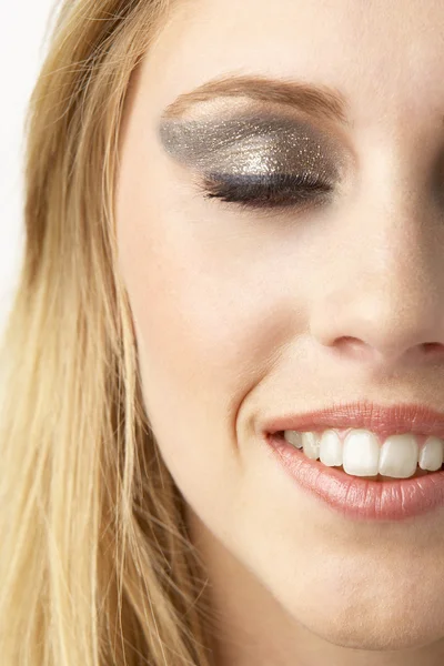 Nahaufnahme einer jungen Frau mit Make-up — Stockfoto