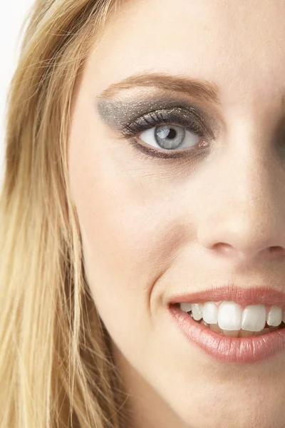 Primer Plano Mujer Joven Usando Maquillaje —  Fotos de Stock