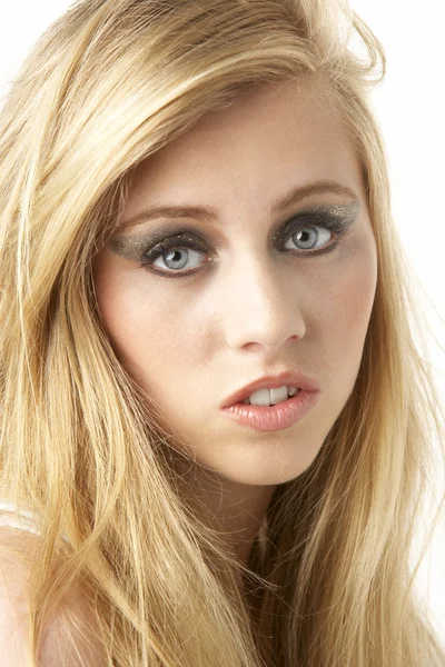 Close Up de mulher jovem vestindo maquiagem — Fotografia de Stock