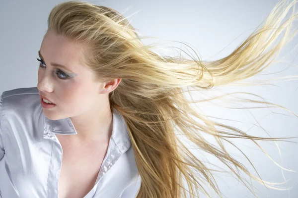 Junge Frau mit wehenden Haaren — Stockfoto