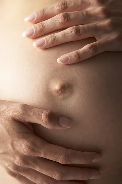Detalhe da mulher grávida segurando estômago — Fotografia de Stock