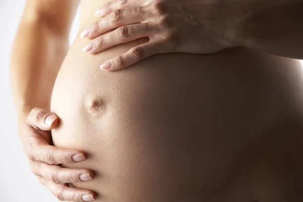 Détail de la femme enceinte tenant l'estomac — Photo