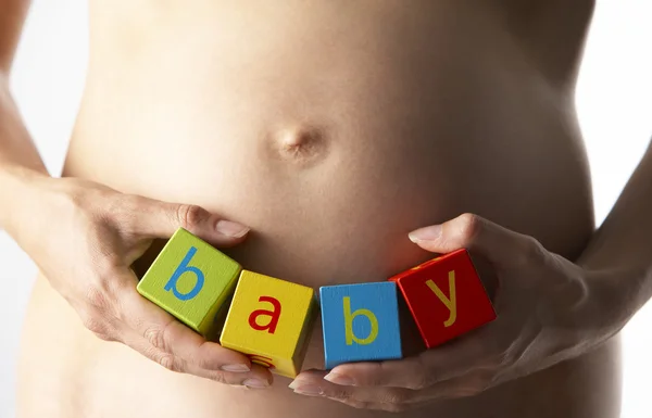 Mujer Embarazada Sosteniendo Bloques Ortografía Bebé —  Fotos de Stock