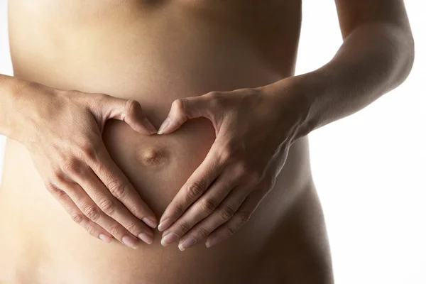 Detalle Mujer Embarazada Que Forma Forma Del Corazón Con Las —  Fotos de Stock