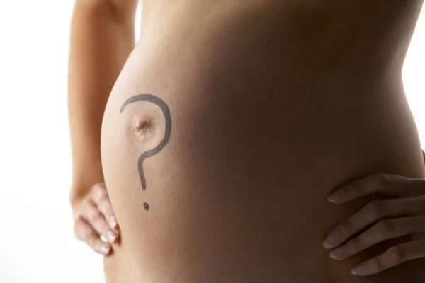 Detalhe da mulher grávida com ponto de interrogação no estômago — Fotografia de Stock