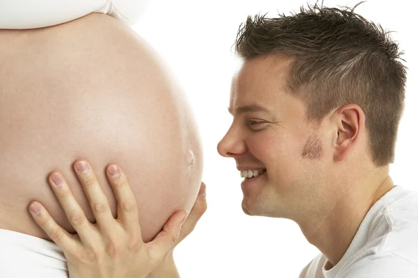 男人抱着孕妇的肚子 — 图库照片
