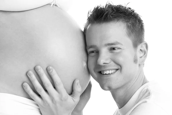 Mann Hört Schwangeren Den Bauch — Stockfoto