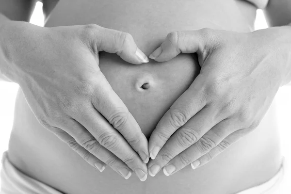 Λεπτομέρεια Από Την Έγκυο Γυναίκα Που Αποτελούν Σχήμα Καρδιάς Χέρια — Φωτογραφία Αρχείου