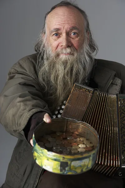 Senior man busking met accordeon — Stockfoto