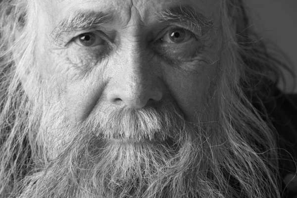 Uomo anziano con la barba lunga — Foto Stock