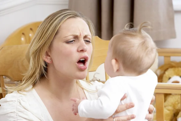 Mãe Estressada Segurando Bebê Berçário — Fotografia de Stock