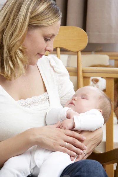 Madre holding bambino in nursery — Foto Stock