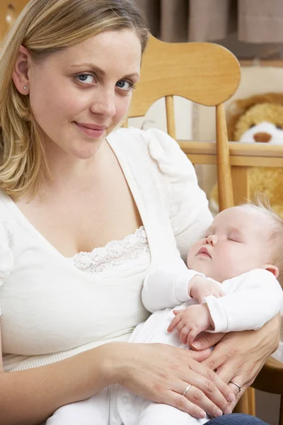 Mãe Segurando Bebê Berçário — Fotografia de Stock