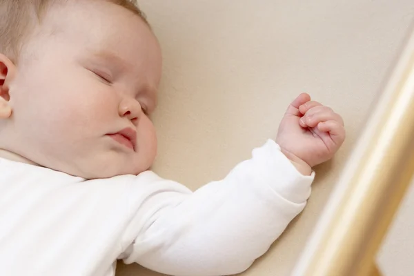 初生婴儿在婴儿床 — 图库照片