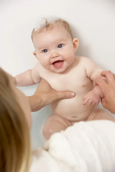 Mãe banho bebê em casa — Fotografia de Stock