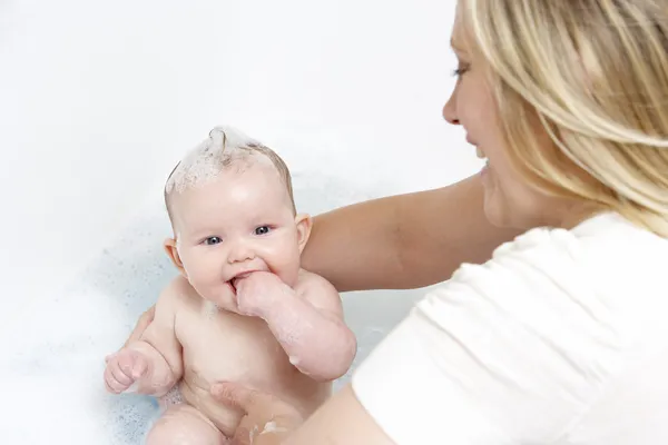 Madre bañando al bebé en casa — Foto de Stock