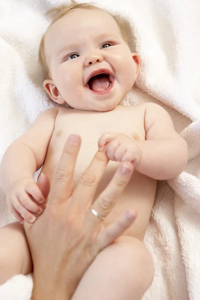 Мать плачет ребенка после ванны — стоковое фото