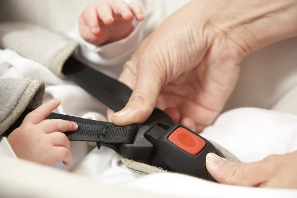 Anne bebek koltuğunda emniyet klip sabitleme — Stok fotoğraf
