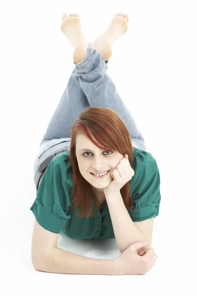 Portret van lachende tienermeisje opleggen van maag — Stockfoto