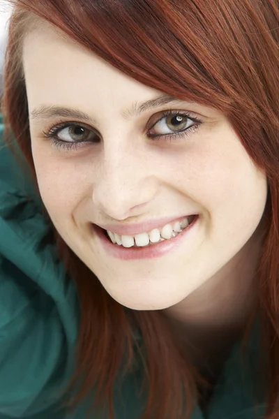 Retrato de una adolescente sonriente —  Fotos de Stock