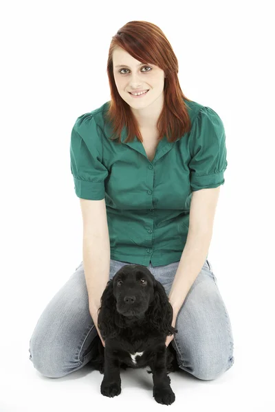Chica Con Negro Spaniel Cachorro — Foto de Stock