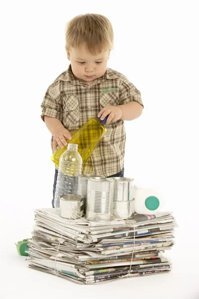 Νεαρό Αγόρι Ανακύκλωση Στο Στούντιο — Φωτογραφία Αρχείου