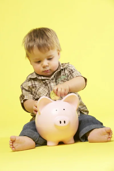Criança em estúdio com Piggy Bank — Fotografia de Stock