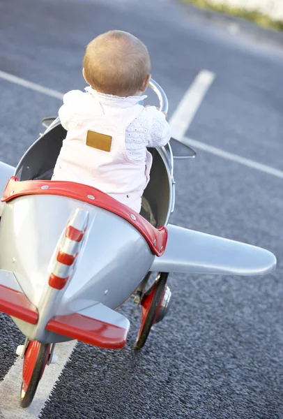 おもちゃの飛行機に乗る女の赤ちゃん — ストック写真