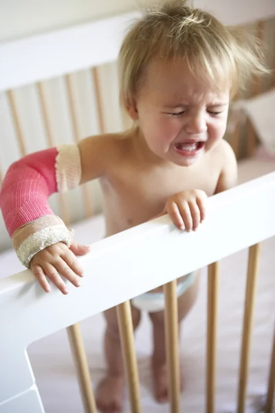Criança Chorando Com Braço Elenco — Fotografia de Stock