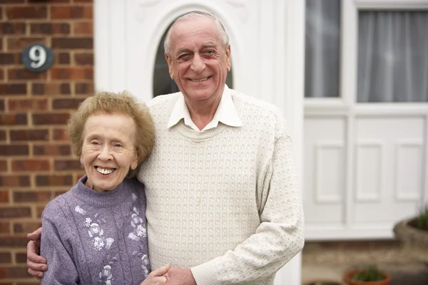 家の外の年配のカップル — ストック写真