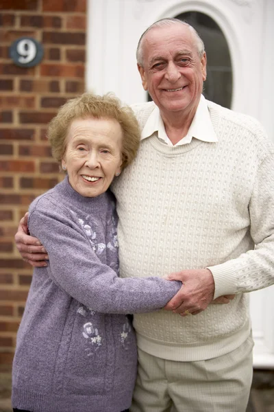 家の外の年配のカップル — ストック写真