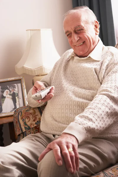 Senior Man Thuis Kijken — Stockfoto