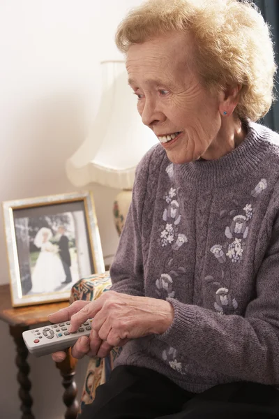 Пожилая Женщина Смотрит Телевизор Дома — стоковое фото