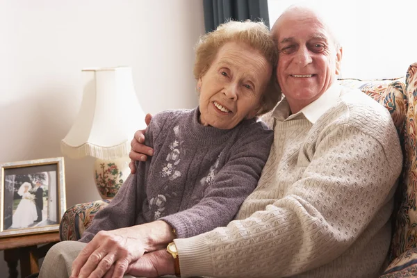 Liebendes Seniorenpaar Entspannt Hause — Stockfoto