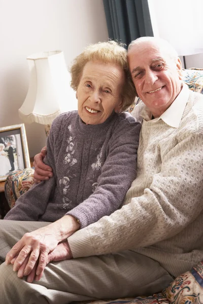 Milující starší pár odpočinek doma — Stock fotografie