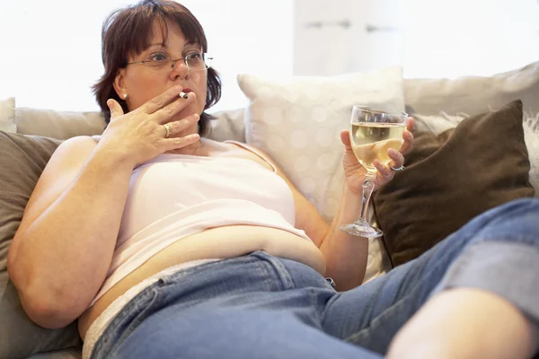 Mujer con sobrepeso Relajándose en el sofá — Foto de Stock